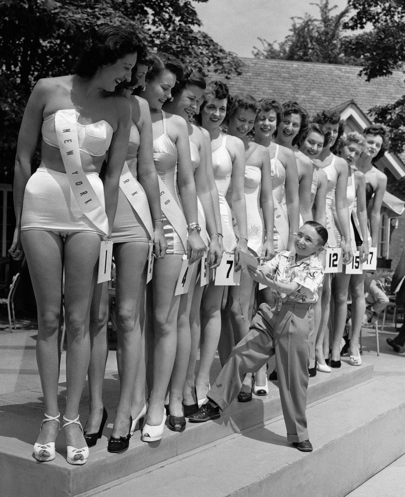 1949: Tall People Club Beauty Contest